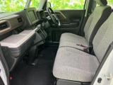 助手席から運転席まで見通しがよく、前方や周囲を確認しやすい室内です。ゆとりある座面と足元で、助手席に乗る方もリラックスしてお過ごしいただけます。