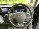 握ったまま手元のスイッチにアクセスできるステアリングで、運転中の視線移動を抑えながら各種操作を行えます。中央のホーン部を含め、操作部が左右にまとまった使いやすい配置です。