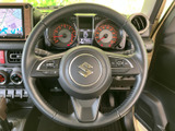 ステアリングの左右にスイッチが配置され、運転姿勢を大きく変えずに各種操作へ手を伸ばせます。メーター類も正面にまとまり、必要な情報を確認しやすい運転席まわりです。
