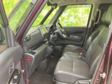 前席まわりは視界が広く、運転席から前方の様子を確認しやすいレイアウトです。座面には落ち着いた色合いが使われ、助手席との距離にもゆとりが感じられる室内となっています。