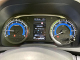 左右のメーターと中央の表示部に情報がまとまり、運転に必要な内容を確認しやすい配置です。文字や目盛りも見やすく、車両の状況を把握しながら日々の運転にお使いいただけます。