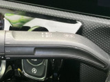 レバー上の表示が見やすく、必要な操作を手元で確認しやすい設計です。運転中も視線移動を抑えながら扱いやすく、日常の運転を支える身近な装備として活用いただけます。