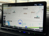 地図上で現在地や周辺の道路を確認でき、目的地までのルート確認に役立ちます。道路や地名が画面いっぱいに表示されるため、行き先を探す際も情報を把握しやすい仕様です。