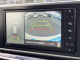後方の映像に加えて車両周辺を上から見た表示もあり、駐車時に周囲の状況を確認しやすい画面です。ガイド線も表示されるため、駐車スペースへの出し入れをサポートします。