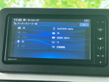 ラジオやディスク、Bluetoothなど複数の音源が画面に並び、聴きたい音楽を選びやすい構成です。日々の移動時間に合わせて、好みの音源を手軽に切り替えてお使いいただけます。