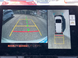 後方映像に加え、車両周辺を上から見た表示も確認できるモニターです。駐車時に後方や車両の位置を把握しやすく、ガイド線も表示されるため、車庫入れや切り返しの際に役立ちます。