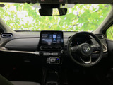 運転席から前方を見渡しやすい視界で、メーターや中央の画面も確認しやすい配置です。前席は落ち着いた色合いで、毎日の移動にもなじみます。