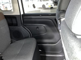 後席に座ったときも窓から外を見渡せるため、同乗者も景色を楽しみながら過ごせます。ドアまわりは落ち着いた色合いで、座席と一体感のある室内空間です。