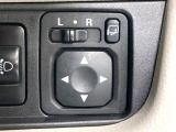 【電動格納ミラー】サイドミラーは電動格納式となっており、狭い駐車場でもキズがつくリスクを抑えられます。