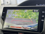 後方の映像とガイド線を画面で確認でき、駐車時の周囲確認をサポートします。視点切替やガイド表示も選べる構成で、車庫入れや駐車の際に目安として活用いただけます。画面表示も見やすい印象です。