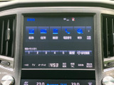 画面には目的地や電話番号などのメニューが並び、目的に合わせて項目を選びやすい構成です。空調表示も同じ画面下部で確認でき、日々の移動で必要な情報をまとめて見渡せます。
