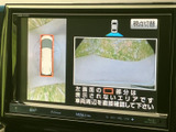 車両周辺を画面で確認でき、駐車時の周囲の把握をサポートします。表示切替の案内もあり、画面上の情報を見ながら状況を確認できるため、駐車や切り返しの際に便利です。