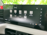 音源の選択画面にはラジオやBluetooth、USBなどが表示され、使いたい項目を見つけやすい構成です。日常の移動に合わせて音楽や放送を選べる、便利なオーディオ環境です。