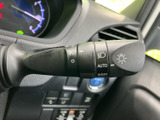 レバーには照明関連の表示がまとまり、AUTOなどの表記も確認できます。必要な設定を手元で選びやすく、周囲の明るさや状況に応じた灯火操作をサポートする装備です。