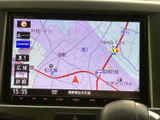 地図を画面上で確認でき、現在地や目的地周辺の把握に役立ちます。縮尺などの表示を切り替えながら必要な情報を確認でき、行き先を探す際にも便利な装備です。