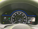 速度やシフト位置、電池残量などの情報がメーター内にまとまり、運転中に必要な表示を確認しやすい配置です。中央の画面には平均電費なども表示されています。