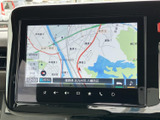 地図上に道路や周辺の地名が表示され、現在地を確認しながら目的地までの道のりを把握できます。画面内の情報が見やすくまとめられており、慣れない場所へのお出かけにも便利です。