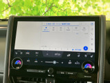 大きな画面に案内メニューや空調表示がまとまり、必要な情報を確認しやすい構成です。表示項目が見渡しやすく、日々の移動をサポート。画面周辺の操作部も集約され、使いたい機能を見つけやすい印象です。