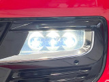 【LEDヘッドライト】悪天候や夜間走行時も良好な視界を確保し安心して運転できる高輝度LEDヘッドライトを装備!点灯速度が早く、消費電力も抑えられています。