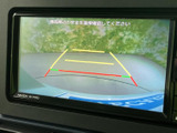 後方の様子を画面で確認しながら駐車を進められ、表示されたガイド線が車の向きや距離感をつかむ目安になります。周囲を直接確認する習慣と合わせて活用できます。