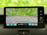 後方の様子を画面で確認でき、駐車時の周囲確認をサポートします。画面上のガイドラインを目安に車庫入れができ、後退時に障害物との距離感をつかみやすいのも便利なポイント。毎日の駐車を支えます。