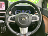 手元にオーディオ操作用のスイッチを備え、運転姿勢を保ちながら各種操作を行いやすい仕様です。握りやすい形状で、メーターの視認性を妨げにくい位置にまとまっています。