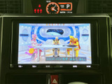 停車中のひとときに、画面でテレビ番組や映像を楽しめる装備です。見やすい位置に配置され、休憩時間の過ごし方に幅を持たせてくれます。