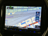 道路や周辺施設が画面に表示され、現在地と進行方向を確認しながら目的地へ向かえます。広域・詳細の切替にも対応し、慣れない場所へのお出かけでも役立ちます。