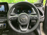 手元に各種スイッチを備え、運転姿勢を保ちながら必要な操作を行いやすい設計です。メーターも正面に収まり、日常の運転をすっきりとサポートします。
