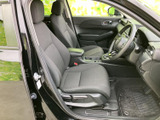 運転席まわりは視界が広く、前方を見渡しやすいレイアウト。グレーのシートは落ち着いた雰囲気で、座面や背もたれの形状も確認しやすいです。乗り降りしやすい開口部で、毎日の移動にも使いやすい空間です。