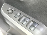 【電動格納ミラー】サイドミラーは電動格納式となっており、狭い駐車場でもキズがつくリスクを抑えられます。