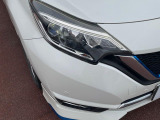 【LEDヘッドライト】悪天候や夜間走行時も良好な視界を確保し安心して運転できる高輝度LEDヘッドライトを装備!点灯速度が早く、消費電力も抑えられています。