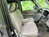 運転席と助手席は明るい色調でまとめられ、ゆったりとした視界が広がります。前席それぞれにヘッドレストとアームレストを備え、乗り降りしやすい開口部も日常使いに便利です。