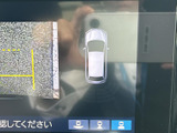 車両周囲を上から見た映像と後方の様子を画面で確認でき、駐車時の周囲確認に便利です。表示切り替えのアイコンも並び、状況に合わせて見やすい画面を選べます。
