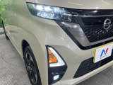 【LEDヘッドライト】悪天候や夜間走行時も良好な視界を確保し安心して運転できる高輝度LEDヘッドライトを装備!点灯速度が早く、消費電力も抑えられています。