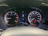 速度やエンジン回転数などの計器に加え、中央の表示部で車両情報を確認できます。必要な情報を運転席から把握しやすく、日々の運転を支える見やすい構成です。