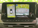 車両周辺を上方と後方から確認できる映像表示に対応。駐車時など、周囲の位置関係を把握する際に役立ちます。画面内の案内表示とあわせて、安全確認をサポートします。