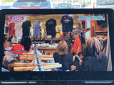 画面にテレビ番組を表示でき、停車中の待ち時間も映像を楽しめます。見やすいサイズのディスプレイで番組内容を確認しやすく、休憩中などのひとときを過ごす際にも便利な装備です。