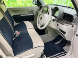 明るい色と落ち着いた濃色を組み合わせたシートが、運転席まわりを心地よい雰囲気にまとめています。前方の視界も広く、乗り降りの際に足元を確認しやすい配置です。