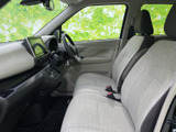 フロントまわりは見通しがよく、運転席から周囲を確認しやすいレイアウトです。明るい色調のシートが車内にやさしい印象を添え、ゆったりと座れる前席で日々の移動を快適に過ごせます。