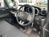 【運転席】座り心地が良いシートなので長時間の運転でも快適にお過ごしいただけます。新品のフロアマットのご注文も可能です。掲載箇所以外にご希望の写真がございましたらお気軽にお問い合わせ下さい。