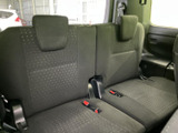 左右に並ぶシートとそれぞれのヘッドレストを備え、後席まで乗車できる室内空間。窓から外の様子も確認でき、家族や友人との移動にも活躍してくれます。