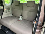 左右に分かれた後席にヘッドレストを備え、同乗者がゆったり座れる空間です。窓から光が入り、落ち着いた色合いのシートと合わせて、後席での移動時間を快適に過ごせます。