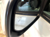 【ブラインドスポットモニター】走行中、ドアミラーの死角になりやすい箇所に後続車が接近するとサイドミラー付近に警告を表示、ドライバーに注意喚起をしてくれます。