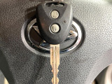 【キーレス】少し離れた場所からでもボタン一つでドアの開錠・施錠ができるのでとっても便利!ドアの鍵穴周りに傷をつけることもありません♪