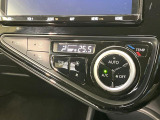 【オートエアコン】一度お好みの温度に設定すれば、車内の温度を検知し風量や温度を自動で調整。暑い&hellip;寒い&hellip;と何度もスイッチ操作をする必要はありません。快適な車内空間には必須の機能ですね♪