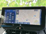 大きな画面に地図と空調の表示が並び、必要な情報をまとめて確認できます。タッチ操作で目的地や設定を扱いやすく、運転中の視線移動を抑えたい方にも便利です。
