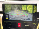 【バックカメラ】駐車時に後方がリアルタイム映像で確認できます。大型商業施設や立体駐車場での駐車時や、夜間のバック時に大活躍!運転スキルに関わらず、今や必須となった装備のひとつです!