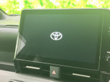 センター位置に大きなディスプレイを配置し、ナビやオーディオなどの車内情報をまとめて確認できる仕様です。画面表示が見やすく、日々の操作時にも扱いやすいレイアウトです。