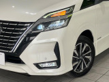 【LEDヘッドライト】悪天候や夜間走行時も良好な視界を確保し安心して運転できる高輝度LEDヘッドライトを装備!点灯速度が早く、消費電力も抑えられています。